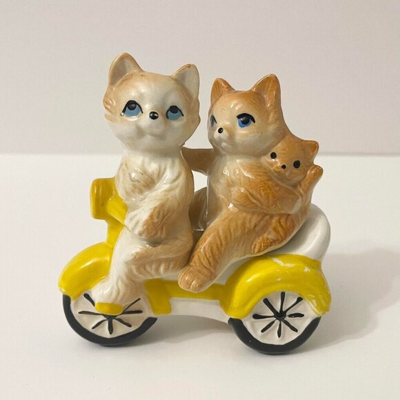 Vintage Cat Family Kitten on Scooter Salt and Pepper Shaker Set Japan - Picture 1 of 16